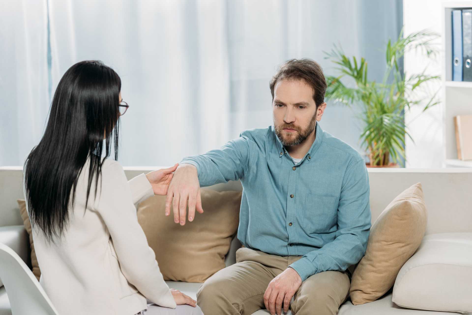 a hypnotherapist conducting hypnosis for pain relief